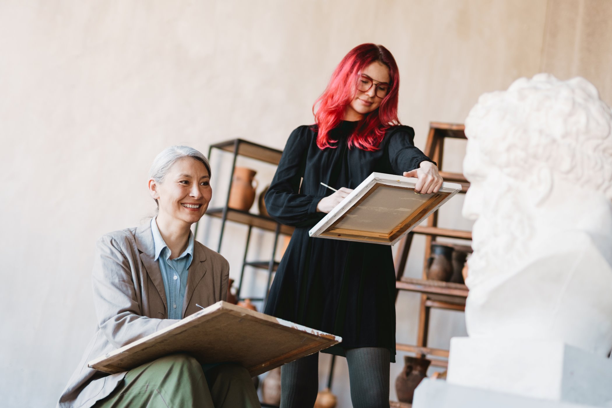 mature teacher drawing with her student during cla 2026 01 08 05 35 30 utc.jpg